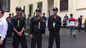 Video: An ninh thắt chặt trước giờ khai mạc phiên tòa xét xử ông Phan Văn Vĩnh