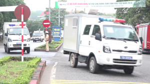 Video: Cận cảnh đoàn xe đặc chủng chở bị cáo đến phiên tòa xét xử ông Phan Văn Vĩnh