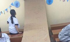 Cuộn công thức hoá học 'khổng lồ' đặt trong lớp để học sinh không quên bài