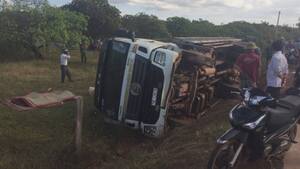 Xe chở trụ điện bị lật, đè chết 2 công nhân ở Đắk Lắk