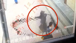 Clip: Kinh hãi hố tử thần ngoác miệng, nuốt chửng phụ nữ trên vỉa hè