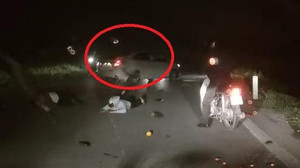 Clip: Ô tô đâm văng xe máy rồi quay đầu bỏ chạy gây phẫn nộ