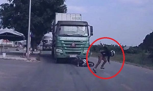 Clip: Thanh niên đi xe máy bỏ của chạy lấy người, thoát chết ngoạn mục trước đầu xe tải