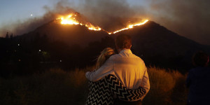 Cháy rừng ở Mỹ: Hàng loạt sao Hollywood mất biệt thự triệu USD, bỏ của chạy lấy người