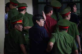 Ảnh: Bị cáo Nguyễn Thanh Hóa, Phan Sào Nam vẫy tay chào người thân trước khi lên xe thùng