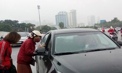 Video: Cận cảnh 'phe vé' chèo kéo, làm giá với khách xem trận Việt Nam vs Malaysia