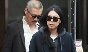 Sao nữ Hàn sống chung với đạo diễn U60 dù bị mẹ từ mặt