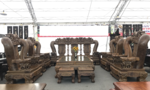 Cận cảnh bộ bàn ghế gỗ mun Nam Phi chạm long trổ phượng giá bằng một căn nhà ở Hà Nội