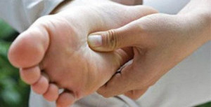 Ngâm nước lá chữa tiểu đường, suýt cụt chân