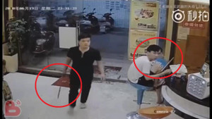 Clip: Thanh niên 'cứng' ngồi ăn mỳ giữa lúc côn đồ vác mã tấu hỗn chiến