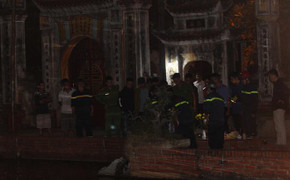 Video: Trục vớt thi thể nam thanh niên nổi ở hồ Triều Khúc, Hà Nội