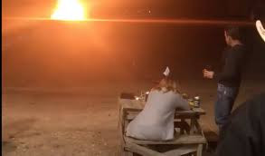 Video: Ăn mừng ly hôn, người phụ nữ dùng súng trường và bom nổ tung váy cưới