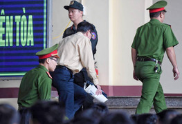 Clip: Bị cáo Phan Văn Vĩnh tăng huyết áp đột ngột, rời tòa