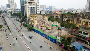 Video: Phá dỡ hai nhà tập thể cũ trên 'đất vàng' trung tâm Hà Nội