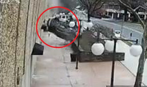 Clip: Ô tô SUV rơi từ tầng 4 garage xuống đất như sung rụng