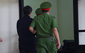 Video: Sau Phan Văn Vĩnh, tới lượt Nguyễn Thanh Hóa rời tòa vì tăng huyết áp