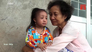 Cuộc sống của cô bé tí hon 17 tuổi cao 77 cm, nặng 9,2 kg ở miền Tây