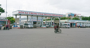 Xe dù, 'cò khách' ngang nhiên hoạt động trước cổng bến xe: Sở GTVT Đà Nẵng phản hồi