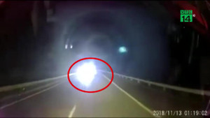 Bật đèn pha lao ô tô ngược chiều trên cao tốc Hà Nội - Lào Cai: Tài xế đối diện mức phạt nào?