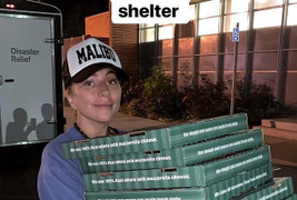 Lady Gaga tiếp tế lương thực cho người dân trong vụ hỏa hoạn ở Mỹ