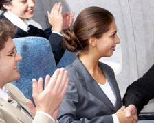 Vì sao hành khách vỗ tay khi máy bay hạ cánh?