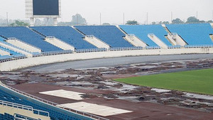 Dọn dẹp đường pitch, sân Mỹ Đình chuẩn bị đón tuyển Malaysia