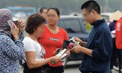 Video: Vé 'chợ đen' Việt Nam vs Malaysia bị thổi giá 'đắt cắt cổ', không ai mua lại đại hạ giá