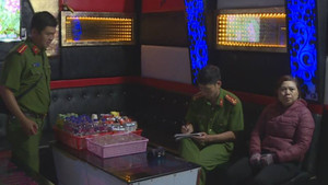 Bắt quả tang chủ quán karaoke và nhà nghỉ điều gái bán dâm