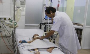 Clip: Hội chẩn qua điện thoại, bác sĩ cứu sống 2 bé bị tay chân miệng cực nặng