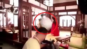 Clip: Diễn viên diễn giận dữ quá nhập tâm khiến nhân viên quay phim suýt vỡ đầu