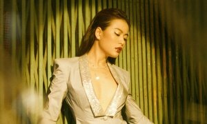 Hoàng Thùy Linh diện vest xẻ sâu táo bạo, khoe vòng 1 gợi cảm