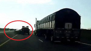 Clip: Xe bán tải chặn đầu ô tô con không cho vượt và cái kết thảm khốc