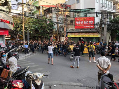 Video: CĐV Ultras Malaysia 'trống giong cờ mở' trên phố Hà Nội trước đại chiến tuyển Việt Nam