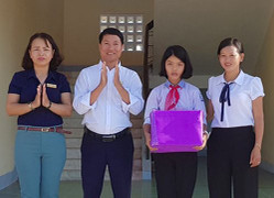 Nhặt được 30 triệu đồng, nữ sinh lớp 8 đợi một tiếng để trả lại cho chủ nhân