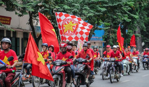 CĐV diễu hành, hò hét trước trận Việt Nam - Malaysia