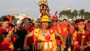 Video: CĐV 59 tuổi đội đầu rồng, mặc áo yếm đến sân mỹ đình cổ vũ cho tuyển Việt Nam