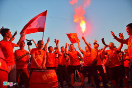 Video: CĐV đốt pháo sáng ngoài sân Mỹ Đình suốt 2 tiếng trước trận Việt Nam vs Malaysia