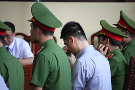 Clip: Chị họ bật khóc trước tòa, 'ông trùm' Phan Sào Nam phản ứng ra sao?