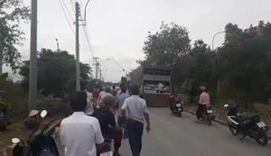 Dân chặn xe chở bình ắc quy cũ, phản đối nhà máy xử lý rác thải nguy hại