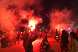 Ảnh: Hàng ngàn người đổ ra đường mừng chiến thắng vòng bảng của tuyển Việt Nam