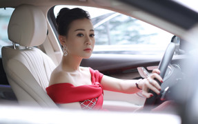 'Quỳnh búp bê' lái xe sang đi sự kiện