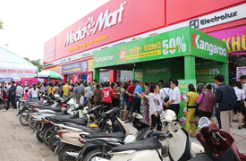 Chen chân tại siêu thị điện máy mới khai trương trong NGÀY VÀNG Tháng khuyến mại Hà Nội 2018