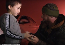 Clip: Chống đẩy hơn 4.000 cái, em bé 5 tuổi có ngay một chiếc Mercedes