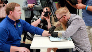 Người Thụy Điển cấy chip vào tay để thay chìa khóa, thẻ ATM