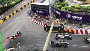 Xe đua F3 bay như tên lửa gây tai nạn khủng khiếp, tay đua nữ tuổi teen may mắn thoát chết