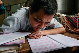 Video: Thầy giáo khổ luyện viết bằng miệng, dạy chữ cho học trò nghèo