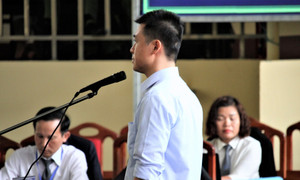 Phan Sào Nam nghẹn ngào khi luật sư hỏi 'vợ con bị cáo đang ở đâu?'