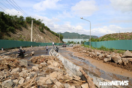 Mưa lớn, đất đá vùi lấp tuyến đèo ở Nha Trang: Đường đi sân bay Cam Ranh tê liệt