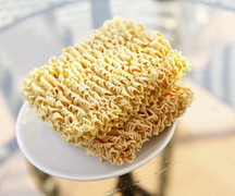 Video: Ăn mì tôm 3 tuần để tiết kiệm tiền mua sắm, nữ sinh phải nhập viện