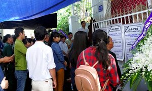 Lũ quét cuốn cả gia đình thầy giáo ở Nha Trang: Bốn chiếc quan tài phủ huệ trắng trong căn hẻm nhỏ